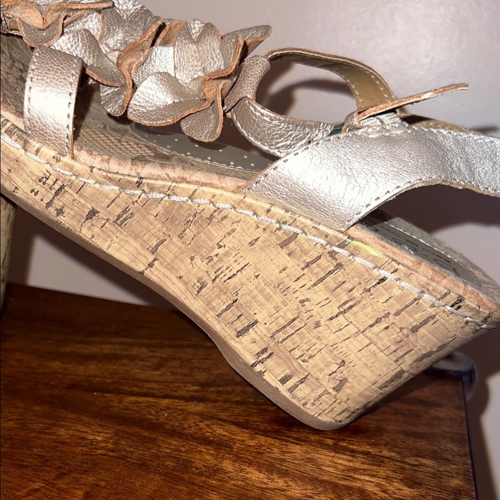 b.o.c. Women's Floral Tan Sandals - Picture 5 of 10